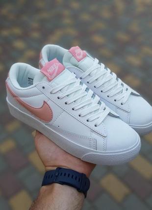 Женские летние кроссовки nike blazer низкие белые с пудрой  модные кеды найк блезер2 фото