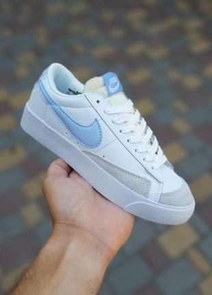 Жіночі літні кросівки nike blazer mid білі з блакитним низькі модні кеди найк блезер