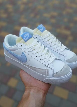 Женские летние кроссовки nike blazer mid белые с голубым низкие модные кеды найк блезер2 фото