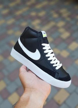 Женские летние кроссовки nike blazer mid чёрные на белой высокие модные кеды найк блезер1 фото