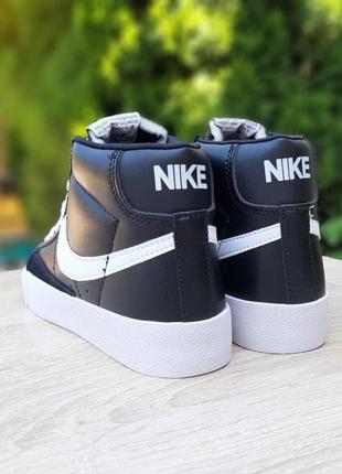 Женские летние кроссовки nike blazer mid чёрные на белой высокие модные кеды найк блезер4 фото