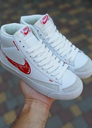 Женские летние кроссовки nike blazer mid  белые с красным высокие модные кеды найк блезер2 фото