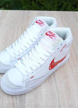 Женские летние кроссовки nike blazer mid  белые с красным высокие модные кеды найк блезер7 фото