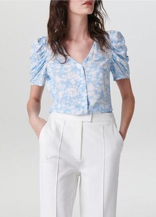 Блузка з віскози з об'ємними рукавами голуба з білим принтом