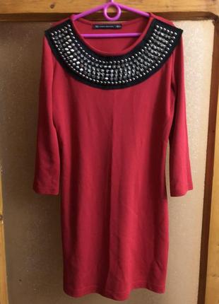 Красное платье с шипованным воротником1 фото