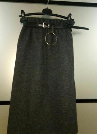 Сіра базова міді спідниця в рубчик. щільна трендова міді спідниця. хс-м.