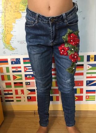 Джинси жіночі з вишивкою фірми naumy jeans розмір 38 .