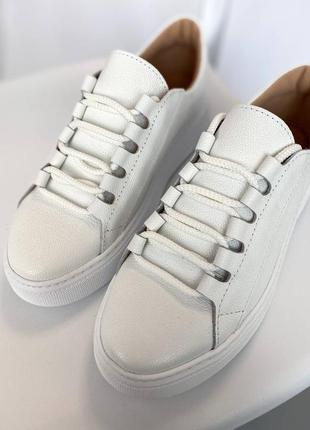 Білі базові шкіряні  кеди на шнурівці10 фото
