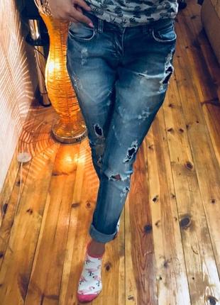 Рваные джинсы на худенькую девушку1 фото