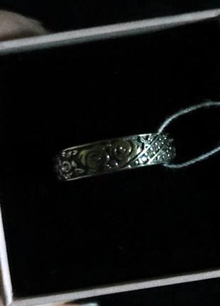 Новое серебряное кольцо с золотой вставкой.2 фото