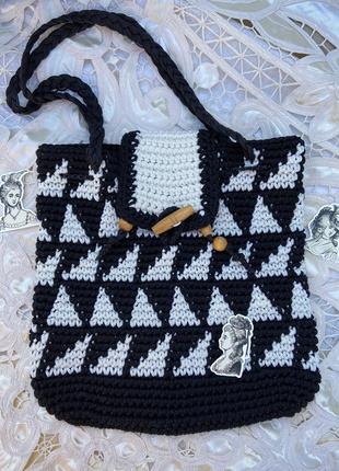 Гарна плетена чорно - біла сумочка