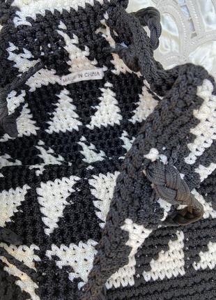 Гарна плетена чорно - біла сумочка6 фото