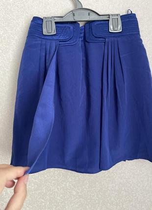 Яркая синяя мини юбка складки4 фото