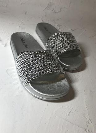 Срібні шльопанці