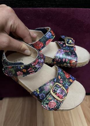 Босоножки цветы zara