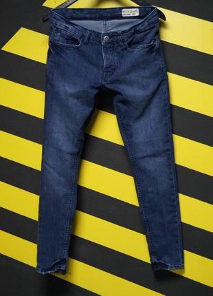 Зауженные стрейчевые джинсы c потертостями