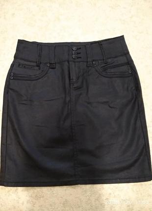 Плотная стрейчевая юбка из коттона с напылением