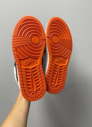Отличные женские высокие кроссовки nike air jordan 1 retro mid black orange white белые с оранжевым8 фото