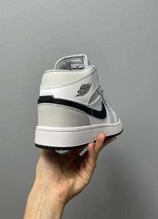 Прекрасные женские высокие кроссовки nike air jordan 1 retro mid grey white black белые с серым5 фото