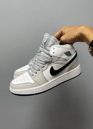 Прекрасные женские высокие кроссовки nike air jordan 1 retro mid grey white black белые с серым1 фото