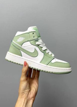 Красиві жіночі високі кросівки nike air jordan 1 retro mid light green світло-зелені з білим