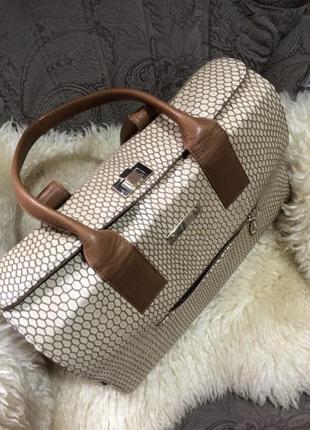 Кожаная обалденная большая бежевая сумка