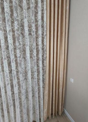 Комплект штор з золотистого жаккарда і кремовою тюлі.
