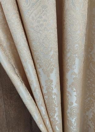 Комплект штор з золотистого жаккарда і кремовою тюлі.