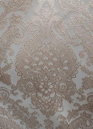 Комплект штор з золотистого жаккарда і кремовою тюлі.