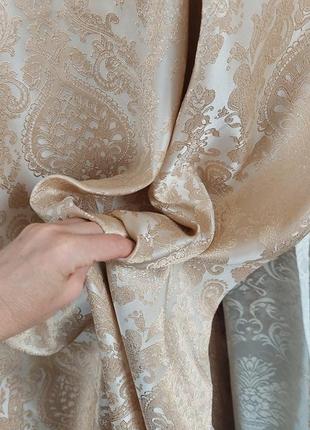 Комплект штор з золотистого жаккарда і кремовою тюлі.