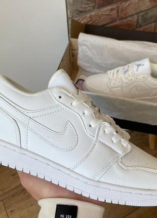 Женские кожаные кроссовки nike air jordan 1 retro low white#найк