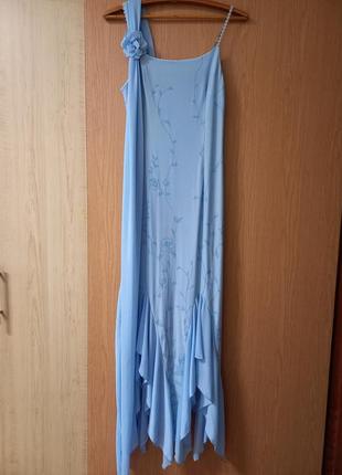 Голубое вечернее платье с перчатками
