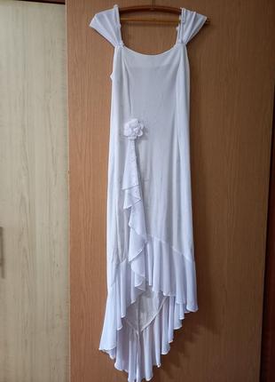 Белое торжественное платье с широкой шалью1 фото