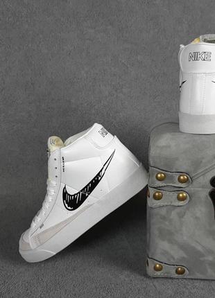 Женские летние кроссовки nike blazer mid  77 белые с чёрным высокие модные кеды найк блезер9 фото