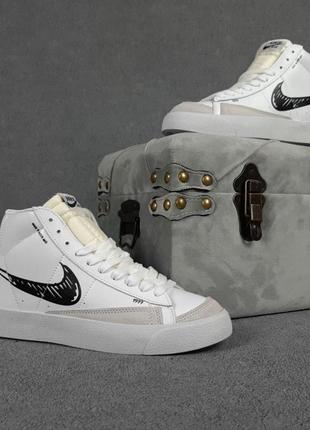 Женские летние кроссовки nike blazer mid  77 белые с чёрным высокие модные кеды найк блезер10 фото