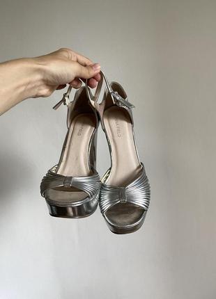 Серебрянные босоножки на каблуке / срібряні босоніжки3 фото