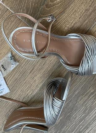 Zara босоніжки 35 розмір. каблук. зара