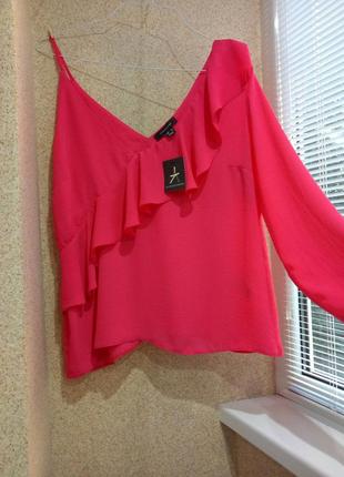 Блуза на одно плечо с оборкой atmosphere