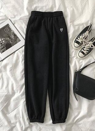Женские тёплые спортивные штаны джогеры на флисе в корейском стиле с сердечком💕 чёрные/ серые/ молочные бежевые