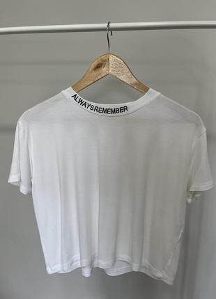 Біла вкорочена футболка з вишитим декором1 фото