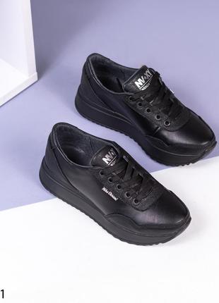 Жіночі шкіряні кросівки чорного кольору