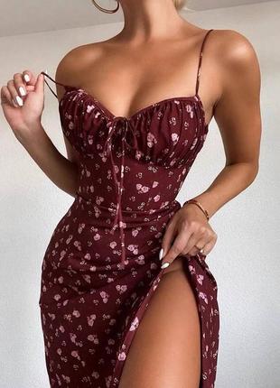 Стильное платье с разрезом