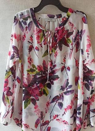 Яркая цветочная блузка с длинным рукавом