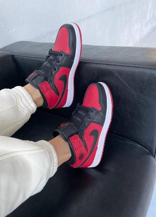 Жіночі кросівки nike air jordan 1 retro mid black red white / жіночі кросівки найк аїр джордан2 фото