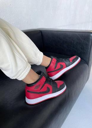 Жіночі кросівки nike air jordan 1 retro mid black red white / жіночі кросівки найк аїр джордан1 фото