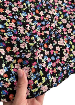 Блуза на гудзичках у квітковий принт з вирізом4 фото