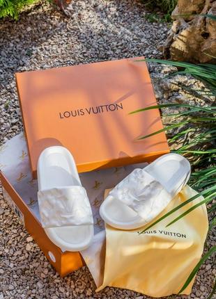 Прекрасні жіночі лімітовані шльопанці сланці мюли в стилі louis vuitton pool pillow білі9 фото