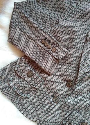 2 вещи по цене 1. приталенный пиджак в узор с необычными кармашками с бахромой flash. размер м2 фото