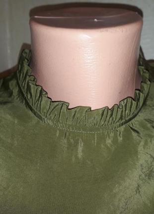 Модное стильное нарядное платье с воланом внизу и рукавами буфами цвет хаки7 фото