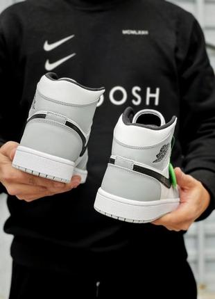 Круті унісекс кросівки nike air jordan retro 1 mid light smoke grey stock x білі з сірими 36-45 р9 фото